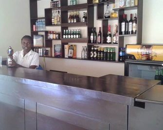 Karuma Travellers Hotel - Karuma - Bar