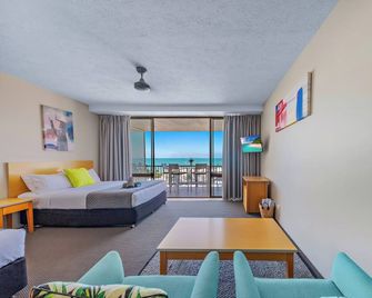 Ocean Views 14A - Airlie Beach - Living room