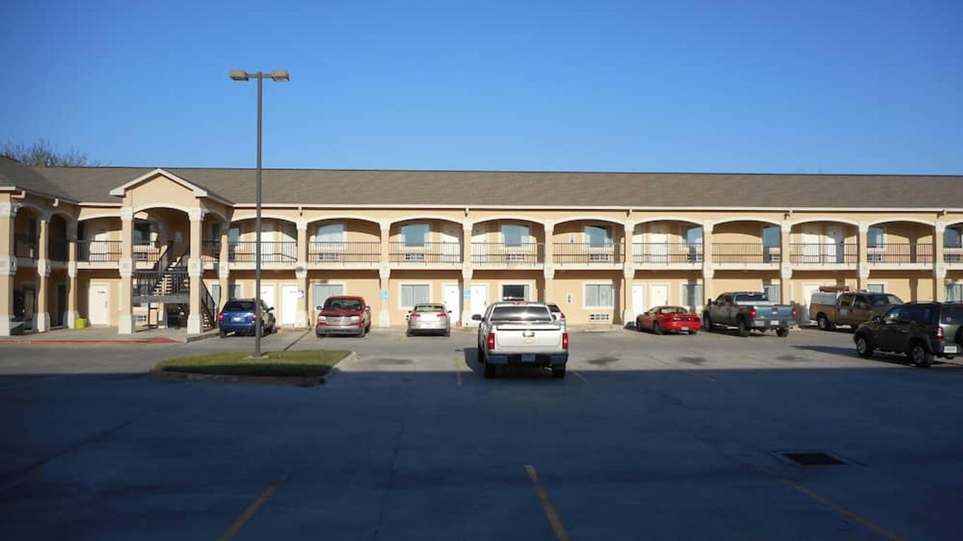 Crossroads Inn & Suites