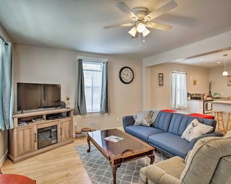 Family-friendly Menomonie Retreat: Walk to Town! - Menomonie - Obývací pokoj
