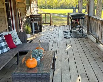River Retreat: Private Cabin Getaway on the Bourbon Trail - Versailles - Patio