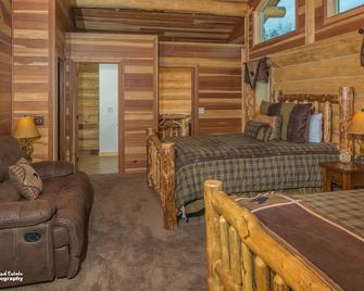 Alaska Knotty Pine B&B - Palmer - Bedroom