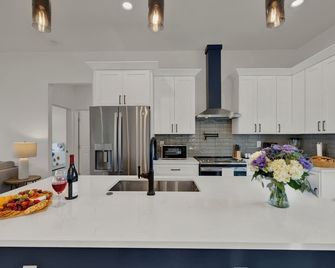 Serene Getaway Nestled in the Tx Hill Country! - Spring Branch - Kitchen