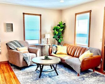 Cozy & Stylish Retreat {Pet Friendly} - Thief River Falls - Sala de estar