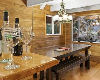 Cabin Vibes & Family Friendly w-Private Hot Tub Steps to Rainier - Ashford - Nhà hàng