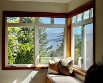 Lovely Samish Island Garden Home for Holiday Cheer and Winter Fun! - Bow - Living room