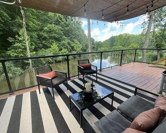 The Hideaway on Tacketts - Shipping Container - Hurricane - Balcony