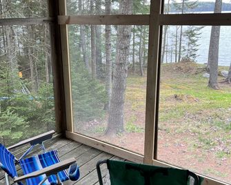 Bring everything to camp minus the tent at our little cabin. - Gouldsboro - Balcón