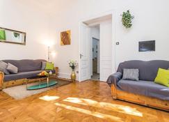Near the port city of Rijeka lies this comfortably furnished vacation apartment. - Rijeka - Living room