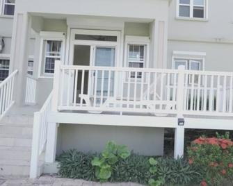 LUX Suites - 2-bedroom apartment in Halfmoon Bay - Half Way Tree
