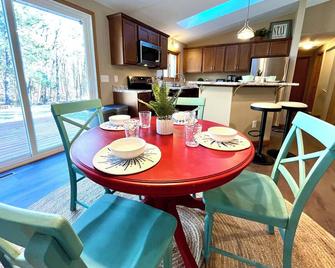 Valley View Home with Game Room, & Exclusive Beach & Pool Access - Nekoosa - Dining room