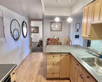 Mountain View Retreat - Wasilla - Kitchen