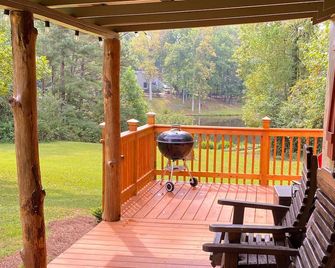 Charming Fishing Cabin w/ lake view near Stone Mountain - Lilburn - Patio