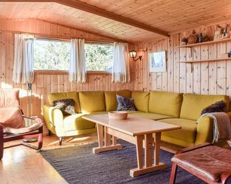 Gorgeous Home In Sjusjøen With Sauna - Sjusjøen - Living room