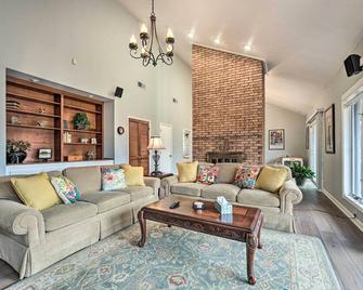 Peaceful Millington Home about 13 Mi to Memphis! - Millington - Living room