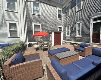 Charming Victorian Home Downtown Newport 6 Bedroom Home - Newport - Patio
