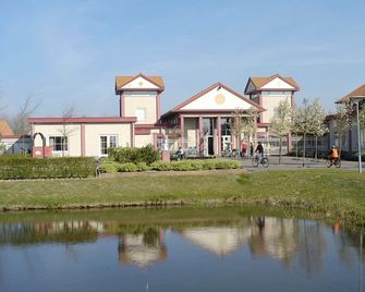 Villa in Zeeland Near the Beach - Scharendijke - Edificio