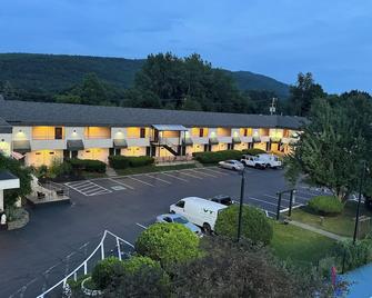 The Black Mountain Inn - Brattleboro - Building