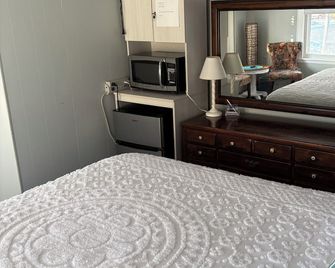 Oceanside St. Rita Hotel Room - Beach Haven - Спальня