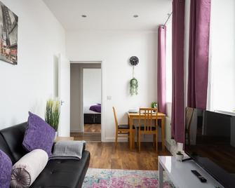 Spacious apartment offers comfort of your own home in the heart of Wakefield . - Wakefield - Living room