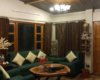 The Mountain Spirit Cozy Cottage in Landour Mussoorie in the verdant Himalayas - Mussoorie - Living room
