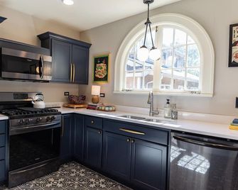 This Spanish style house is located in the historic Edgewater neighborhood. - Rockford - Küche