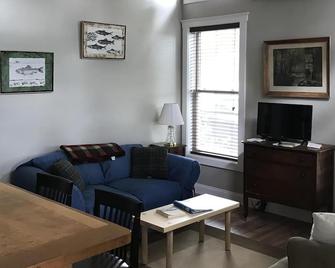 Beautiful Lake Front Get-A-Way Close to Cooperstown and Colleges. - Maryland - Living room