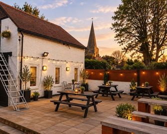 Swan Inn, Heathrow Airport - Staines-upon-Thames - Patio