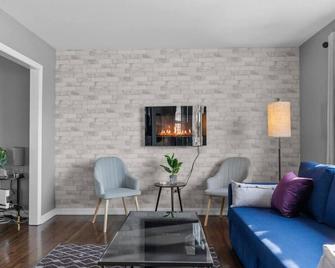 Cheerful Family Home 3 mins drive to UWindsor - Windsor - Living room