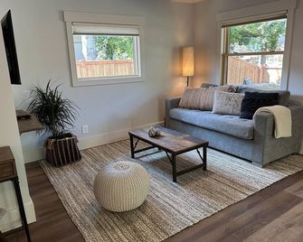 Sweet craftsman bungalow in the heart of Bend - Bend - Living room