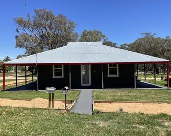 Home away from home. Accomodation in Young. Spacious, cute & cosy cottage All 4U - Young - Budova