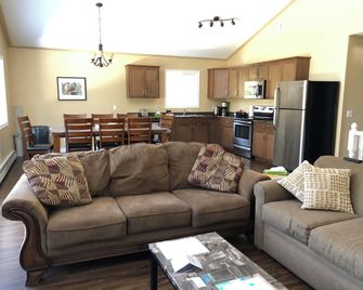 Escarpment Heights Motel - Tobermory - Living room