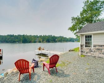 Cozy Cabin on Crooked Lake Swim, Kayak and Explore! - Averill Park - Patio
