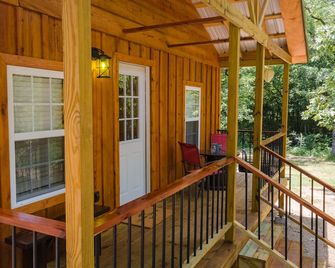 Escape to cozy 2-bedroom cabin near Ouachita Forest 4 min drive away - Mena - Balcony