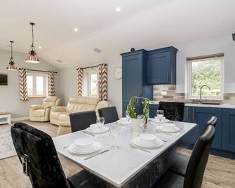 Strawberry Stables, With A Garden In Congresbury - Bristol - Dining room