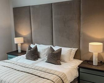 Luxury 5 star house in Cheshire with heated swimming pool and outdoor bar - Widnes - Bedroom
