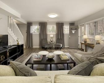Private, luxury home near Dunwoody Country Club - Sandy Springs - Living room