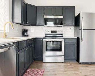 Evansville Holiday House - Evansville - Kitchen