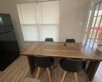 Fabulous 3-bedroom house with AC in Cleveland - Cleveland - Eetruimte