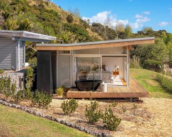 Escape to a private retreat in natures embrace on the tranquil Hokianga Harbour - Omapere - Patio