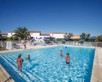 Résidence Odalys Le Village des Amareyeurs - Le Château-d'Oléron - Piscine