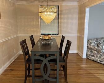 Spacious 4-bedroom house with AC, WiFi in charming Tuscaloosa - Tuscaloosa - Dining room