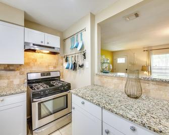 Welcoming Home about 6 Mi to Downtown San Antonio! - San Antonio - Kitchen