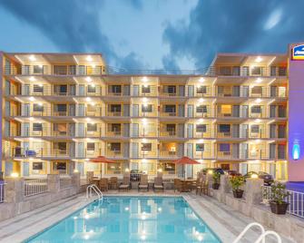 Howard Johnson by Wyndham Virginia Beach At The Beach - Virginia Beach - Building