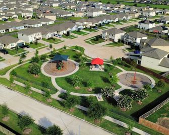 Family-Friendly 4 Bed & 2 Bath Oasis with Fully Equipped Kitchen & Relaxing Vibes - Brookshire - Venkovní prostory