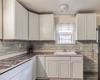 Modern 4br/2ba Home Family Friendly • Close to Major Attractions – Paulsboro - Paulsboro - Cocina