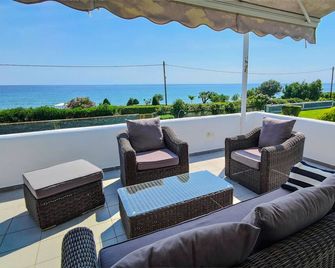 Mira Mare Beachfront Villa - Nea Skioni - Balcony