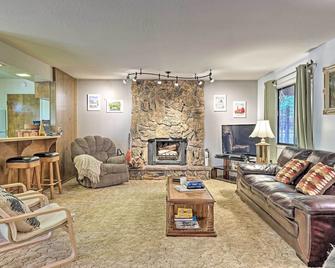 Home w/ Serene Deck in Twain Harte! - Twain Harte - Huiskamer