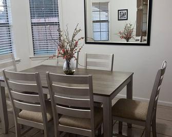 Newly renovated spacious and cozy home with 4BR 3BA - Olive Branch - Dining room