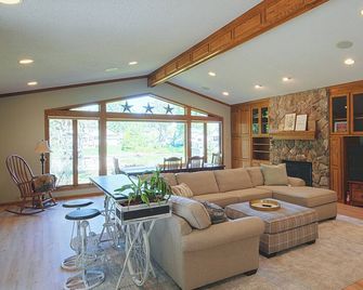 Remarkable 3-bedroom home, indoor pool, golf, on the lake, 30 min to Twin Cities - Forest Lake - Sala de estar